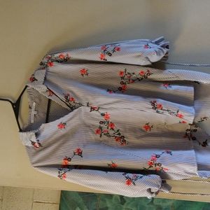 Collective concepts three quarter puffed sleeve v-neck shirt with collar.